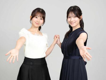 仲良くポーズをとるテレビ東京・鈴木芹里乃アナ（左）と北川莉央アナ（撮影・西岡正）　