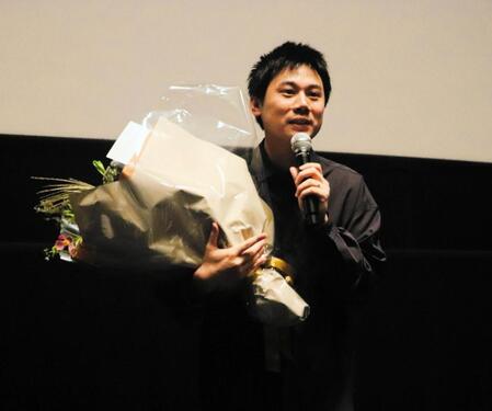 自主映画「レンタル家族」の舞台あいさつを行った上坂龍之介監督