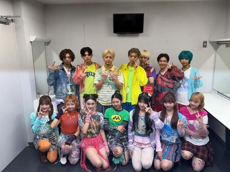 夜公演前に笑顔を見せたＰＧの（前列左から）ＲｉＡＮＡ、ＲｉＲｉ、ＣＨＡＡＭｉ、ＡＮＪｉ、ＭｉＳＯＲＡ、ＮＯＡ、ＮｉｉＮＡ（後列同）ＲＹＵＤＯ、ＴＥＮＳＨｉＮ、ＲＥｉ、ＧＡＫＵ、ＴＳＵＢＡＳＡ、ＡＯｉ、ＫＡＲＥＮ