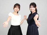 仲良くポーズをとるテレビ東京・鈴木芹里乃アナ（左）と北川莉央アナ（撮影・西岡正）　