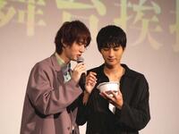 おでんを食べさせてあげる高橋大翔（右）と和田雅成