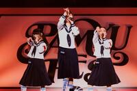 パフォーマンスする新しい学校のリーダーズⓒヨシモリユウナ