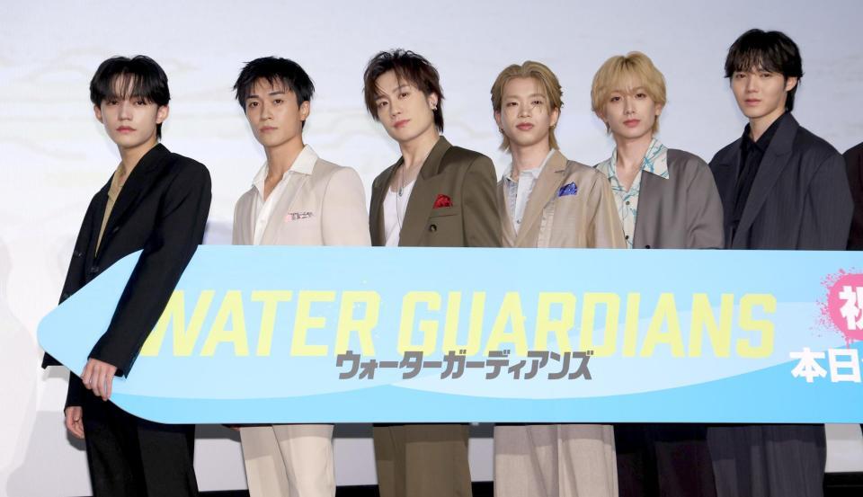 初日を迎えポーズをきめる（左から）小泉光咲、砂田将宏、椿泰我、森愁斗、小西詠斗、長野蒼大（撮影・金田祐二）