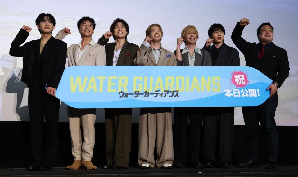 Ｓ日を迎え笑顔の（左から）小泉光咲、砂田将宏、椿泰我、森愁斗、小西詠斗、長野蒼大、瀧川元気監督（撮影・金田祐二）