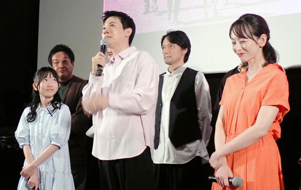 涙ぐむ上坂龍之介監督（前列中央）。同右は主演の荻野友里、同左は中本梨那