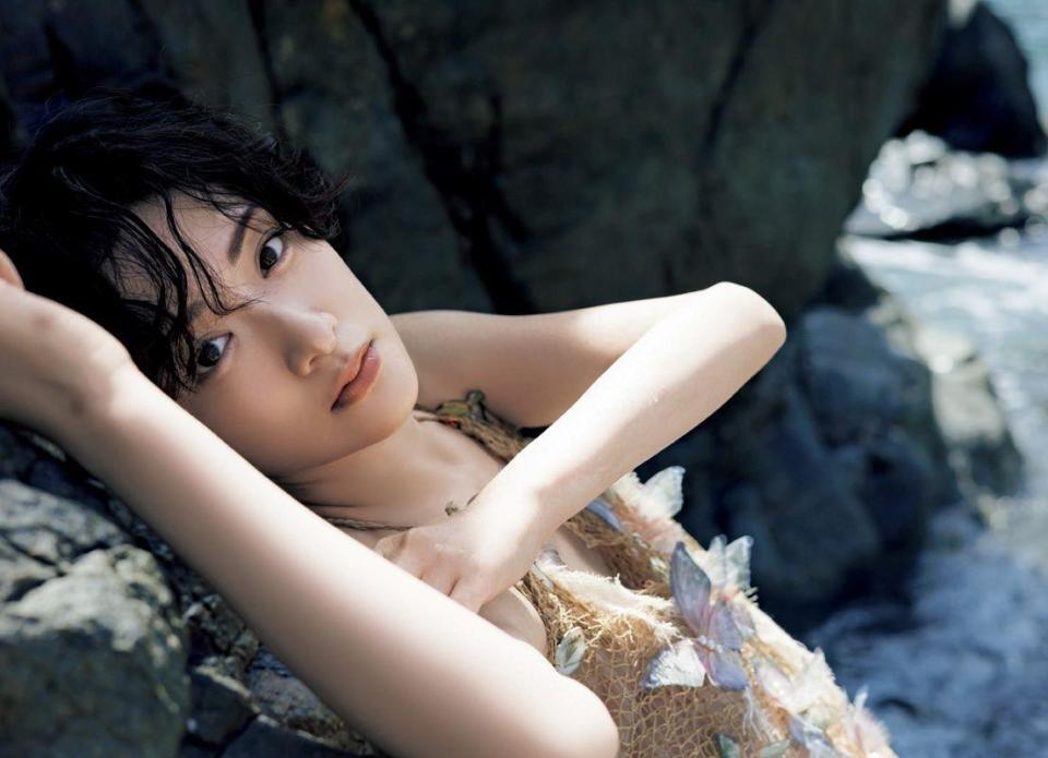 生駒里奈写真集「ルリカケス」撮影：青山裕企　ワニブックス刊