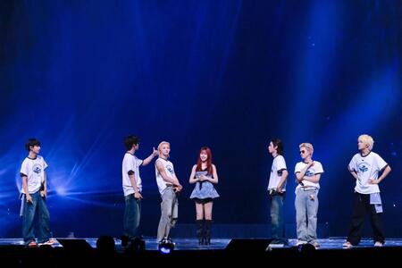 ＢＯＹＮＥＸＴＤＯＯＲのライブにサプライズゲストで登場したアイナ・ジ・エンド（中央）（ⓟ＆©　ＫＯＺ　Ｅｎｔｅｒｔａｉｎｍｅｎｔ．）