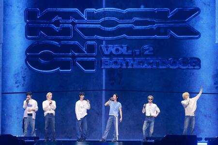 ＢＯＹＮＥＸＴＤＯＯＲの（左から）ＴＡＥＳＡＮ、ＳＵＮＧＨＯ、ＪＡＥＨＹＵＮ、ＬＥＥＨＡＮ、ＲＩＷＯＯ、ＷＯＯＮＨＡＫ（ⓟ＆©　ＫＯＺ　Ｅｎｔｅｒｔａｉｎｍｅｎｔ．）