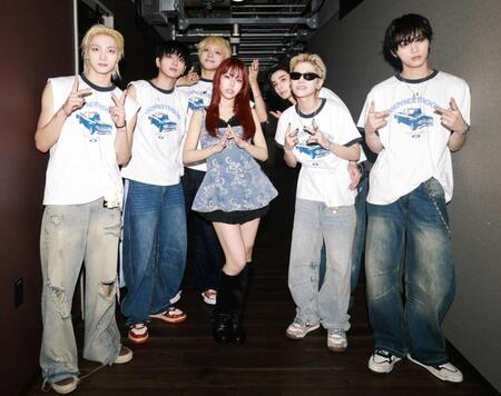 ゲスト出演したアイナ・ジ・エンド（中央）を囲むＢＯＹＮＥＸＴＤＯＯＲ（（ｐ）＆（Ｃ）　ＫＯＺ　Ｅｎｔｅｒｔａｉｎｍｅｎｔ．）