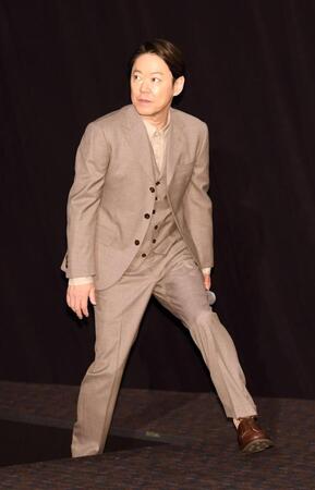 舞台に登壇する阿部サダヲ（撮影・千葉大輝）