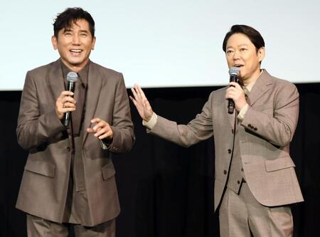 笑顔を見せる（左から）本木雅弘、阿部サダヲ（撮影・千葉大輝）