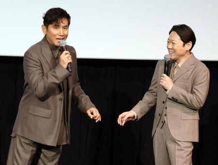 笑顔でトークする（左から）本木雅弘、阿部サダヲ（撮影・千葉大輝）