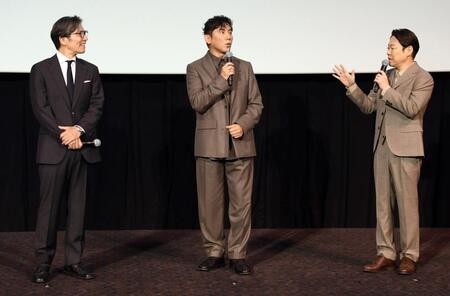 舞台あいさつでトークをする（左から）柴田岳志監督、本木雅弘、阿部サダヲ（撮影・千葉大輝）