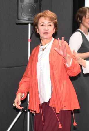 舞台あいさつに登場しファンに手を振る烏丸せつこ（撮影・園田高夫）