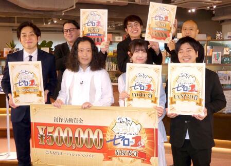 最優秀作品賞に輝いた安部若菜（前列左から３人目）