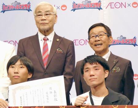 （前列左から）安定零打の南原健太さんと藤原蒼介さん、（後列同）オール阪神・巨人のオール巨人、オール阪神