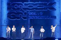 ＢＯＹＮＥＸＴＤＯＯＲの（左から）ＴＡＥＳＡＮ、ＳＵＮＧＨＯ、ＪＡＥＨＹＵＮ、ＬＥＥＨＡＮ、ＲＩＷＯＯ、ＷＯＯＮＨＡＫ（ⓟ＆©　ＫＯＺ　Ｅｎｔｅｒｔａｉｎｍｅｎｔ．）