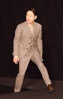 舞台に登壇する阿部サダヲ（撮影・千葉大輝）