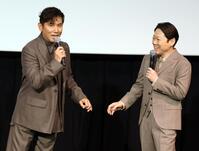 笑顔でトークする（左から）本木雅弘、阿部サダヲ（撮影・千葉大輝）