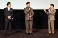 舞台あいさつでトークをする（左から）柴田岳志監督、本木雅弘、阿部サダヲ（撮影・千葉大輝）