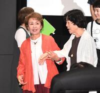 原作・脚本家の竹島秀子さん（右）と手をつないで降壇する烏丸せつこ（撮影・園田高夫）