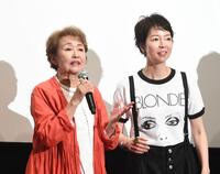 客席のファンに向かって話す烏丸せつこ（右は菜葉菜）＝撮影・園田高夫