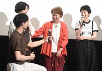 上村侑（左手前）からマイクを渡され笑顔を見せる烏丸せつこ（中央）＝撮影・園田高夫