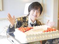 バースデーケーキを前に笑顔を見せる竹島宏