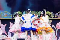 日本武道館の公演がサプライズ発表されて抱き合って喜びを爆発させるＳＷＥＥＴ　ＳＴＥＡＤＹ（撮影：ヨシモリユウナ）