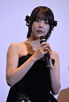 舞台あいさつするあの（撮影・持木克友）