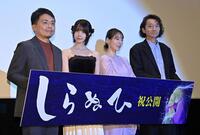 写真に納まる（左から）片野坂亮監督、あの、花澤香菜、三木眞一郎（撮影・持木克友）