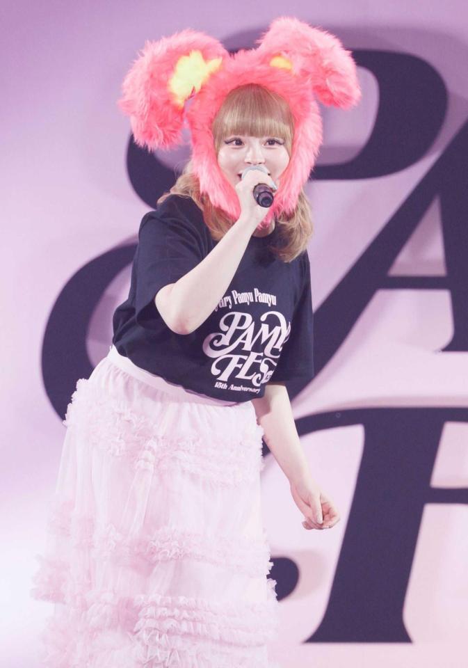 盛り上げるきゃりーぱみゅぱみゅ（ｃ）石井亜希