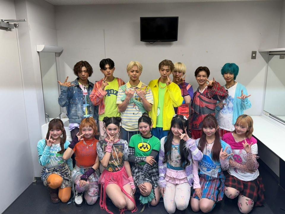 夜公演前に笑顔を見せたＰＧの（前列左から）ＲｉＡＮＡ、ＲｉＲｉ、ＣＨＡＡＭｉ、ＡＮＪｉ、ＭｉＳＯＲＡ、ＮＯＡ、ＮｉｉＮＡ（後列同）ＲＹＵＤＯ、ＴＥＮＳＨｉＮ、ＲＥｉ、ＧＡＫＵ、ＴＳＵＢＡＳＡ、ＡＯｉ、ＫＡＲＥＮ