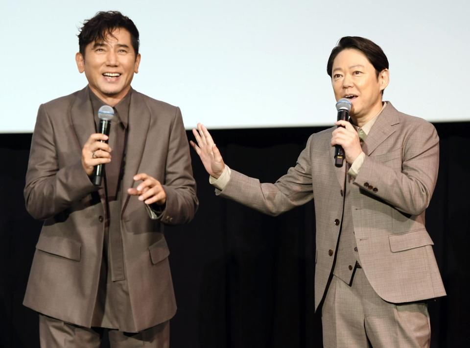 笑顔を見せる（左から）本木雅弘、阿部サダヲ（撮影・千葉大輝）