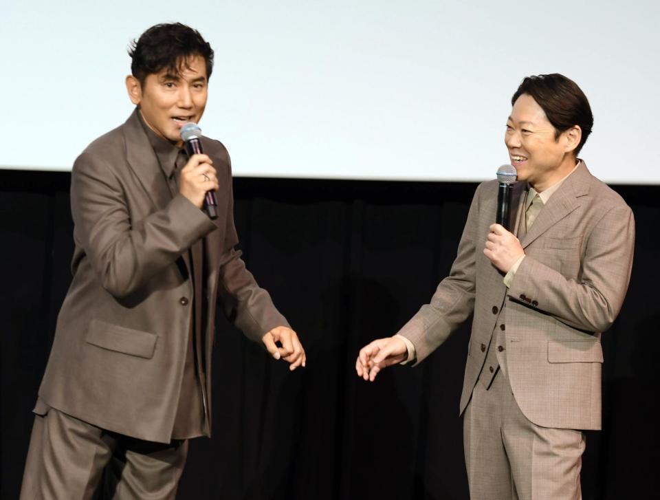 笑顔でトークする（左から）本木雅弘、阿部サダヲ（撮影・千葉大輝）