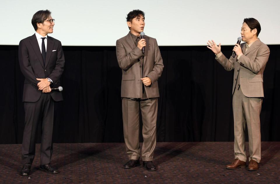 舞台あいさつでトークをする（左から）柴田岳志監督、本木雅弘、阿部サダヲ（撮影・千葉大輝）