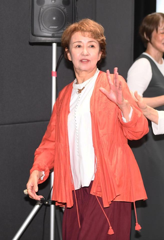 舞台あいさつに登場しファンに手を振る烏丸せつこ（撮影・園田高夫）