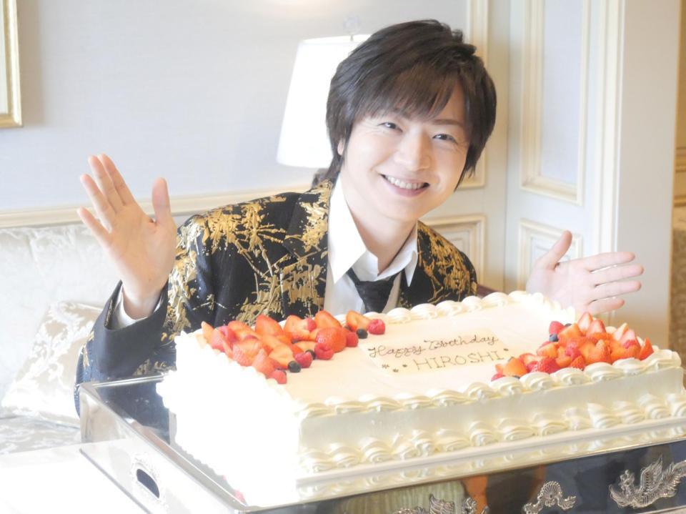 バースデーケーキを前に笑顔を見せる竹島宏