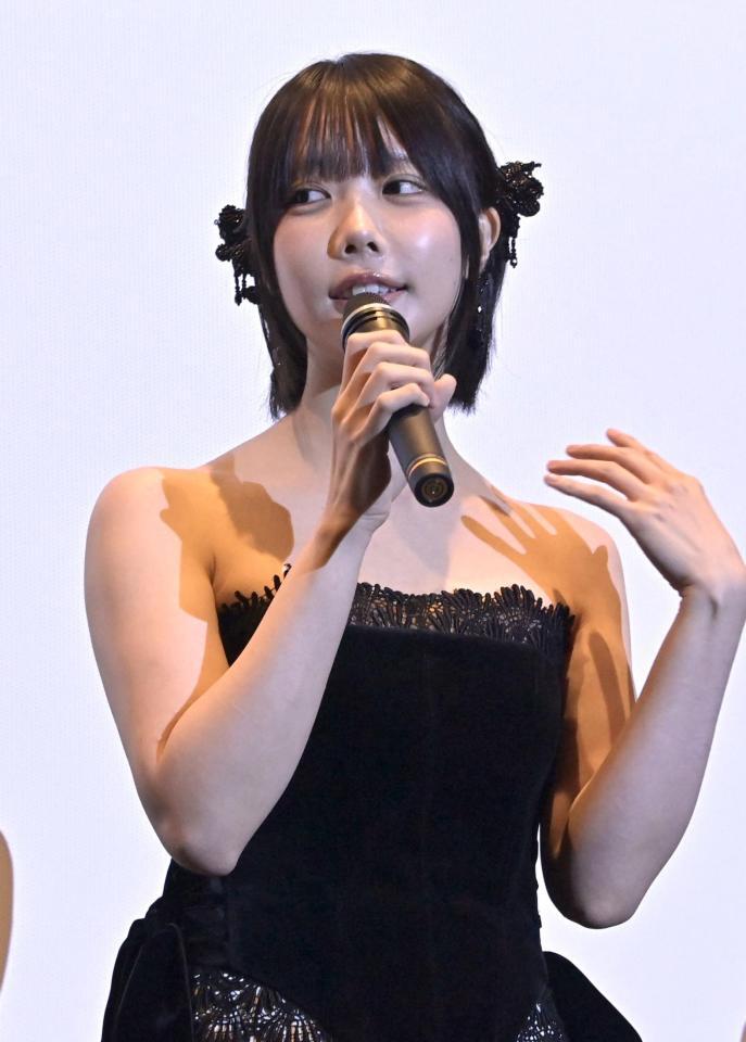 舞台あいさつをするあの（撮影・持木克友）