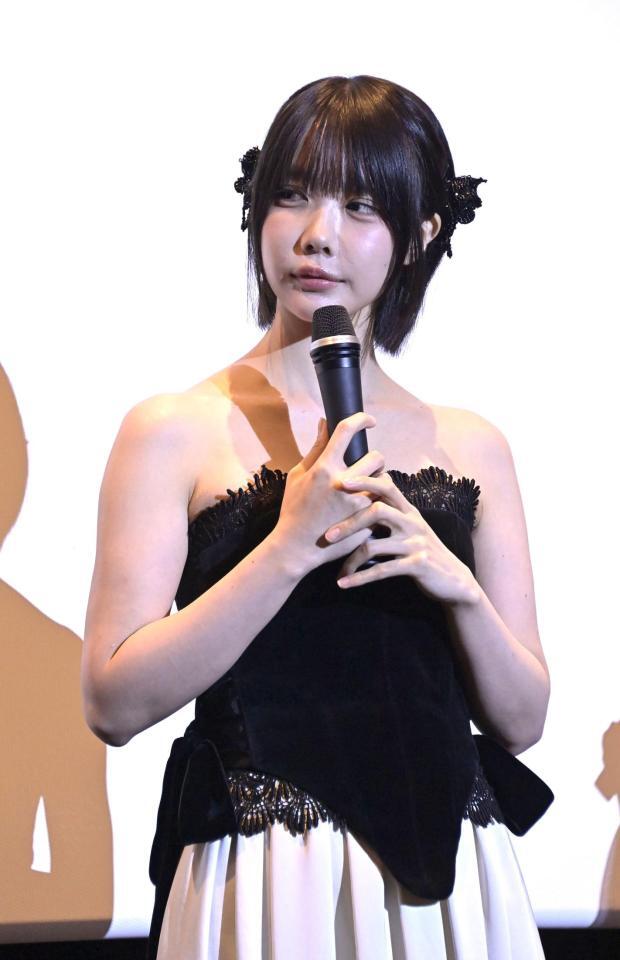 舞台あいさつをするあの（撮影・持木克友）
