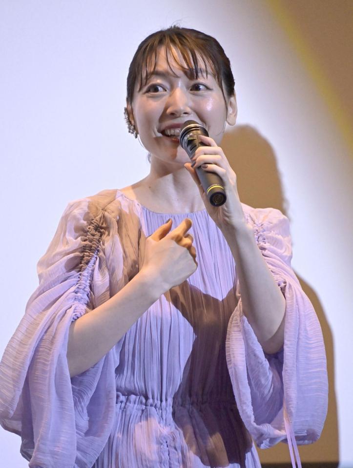 舞台あいさつをする花澤香菜（撮影・持木克友）