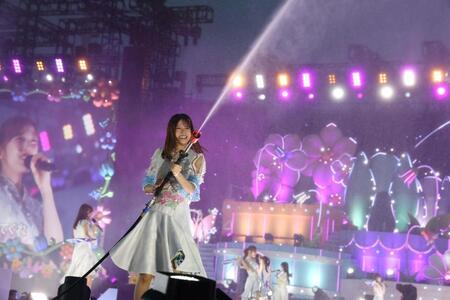 聖地でパフォーマンスする乃木坂４６　ⓒ乃木坂４６ＬＬＣ　