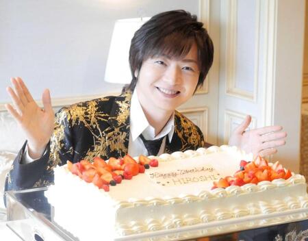 　誕生日ケーキの前で笑顔を見せる竹島宏
