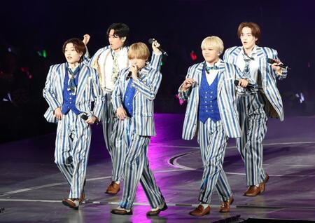 ＣＤデビュー発表後のコンサートでこれからの覚悟を見せたＫＥＹ　ＴＯ　ＬＩＴの（前列左から）中村嶺亜、井上瑞稀、佐々木大光（後列同）猪狩蒼弥、岩﨑大昇（撮影・伊藤笙子）