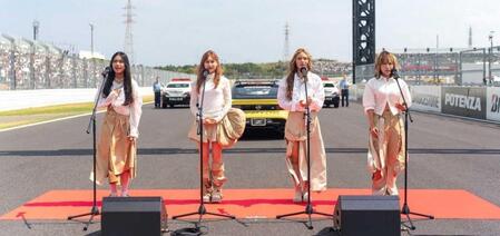 　国歌斉唱するＢｅ－ｒａｙの（左から）Ｃｏｃｏｍｉ、Ｅｍｉ、Ｍｉｃｈｅｌｌｅ、Ｈｉｎａｔａ