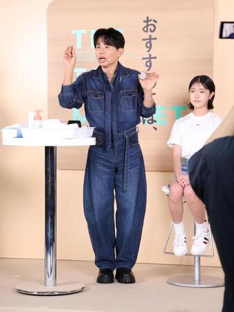 夏休み特別イベント「ヒロ先生の肌と美の学び舎」で参加者にメークをレクチャーする小田切ヒロ氏