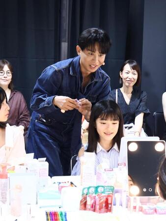 夏休み特別イベント「ヒロ先生の肌と美の学び舎」で参加者に直接レクチャーする小田切ヒロ氏