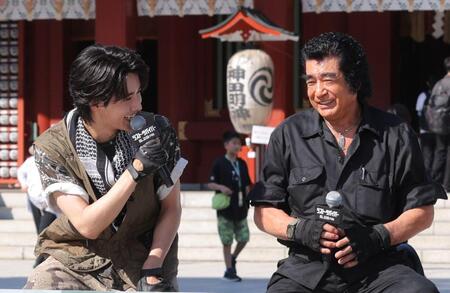 藤岡真威人（左）とトークする藤岡弘、（撮影・西岡正）