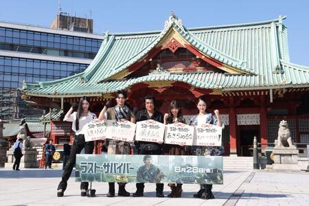 絵馬を持ち、ポーズを決める（左から）天翔天音　藤岡真威人　藤岡弘、　藤岡舞衣　天翔愛（撮影・西岡正）