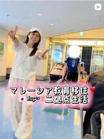 マレーシアに到着。後方は夫のもよう。菊地亜美のインスタグラム＠ａｍｉｋｉｋｕｃｈｉ０９０５（８月１６日付）より